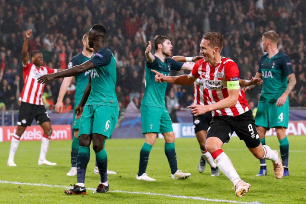PSV tahan imbang 10 pemain Tottenham 2-2