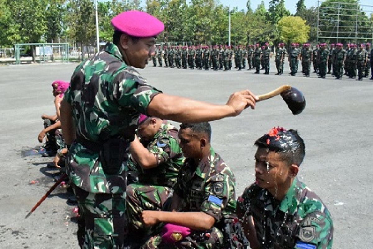 Prajurit Marinir Syukuri Kenaikan Pangkat Santuni Yatim