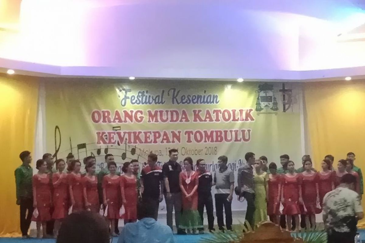 Rumengkor dan Tanawangko juara Festival Kesenian OMK Kevikepan Tombulu