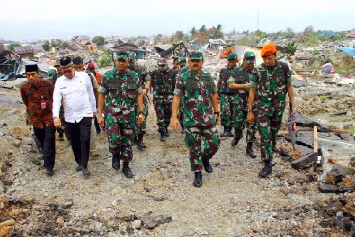 Panglima TNI tinjau lokasi bencana di Palu