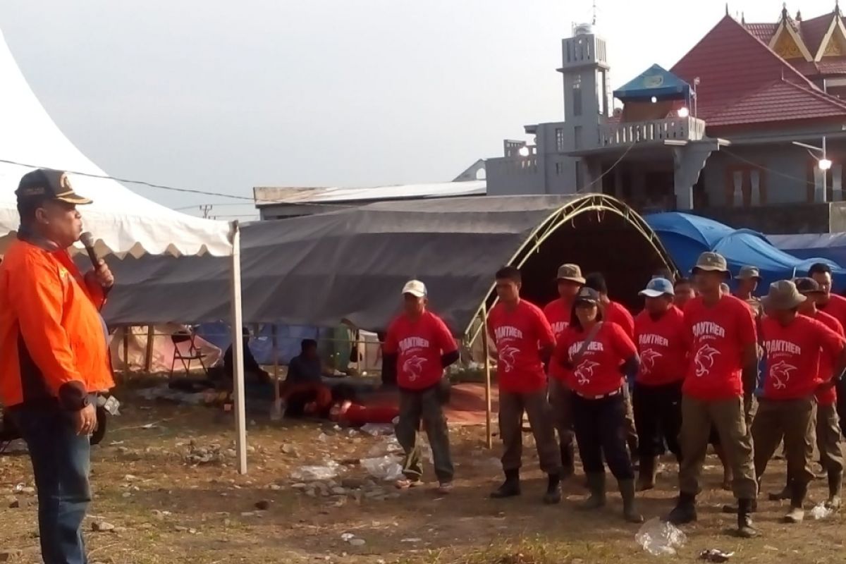 Relawan Parimo bersihkan puing, jamaah masjid berdzikir