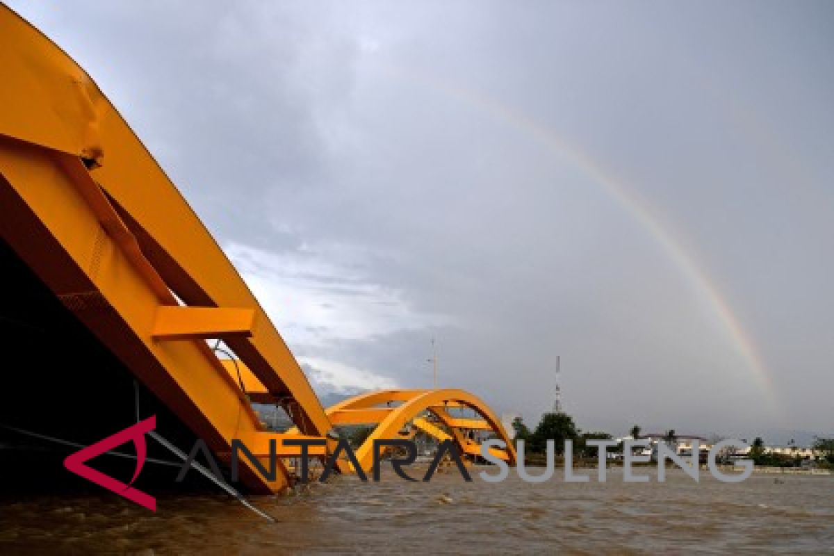 Pelangi di Jembatan Kuning Pantai Talise Palu