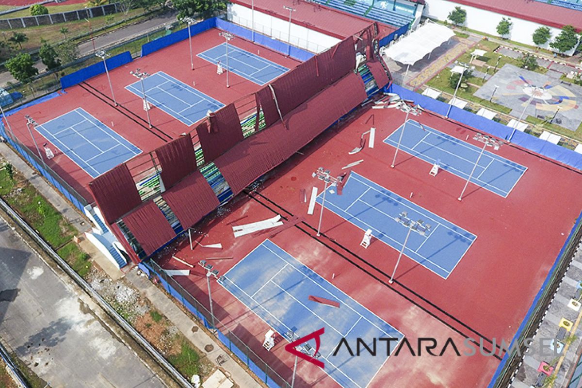 Arena tenis JSC rusak paling parah dihantam angin kencang