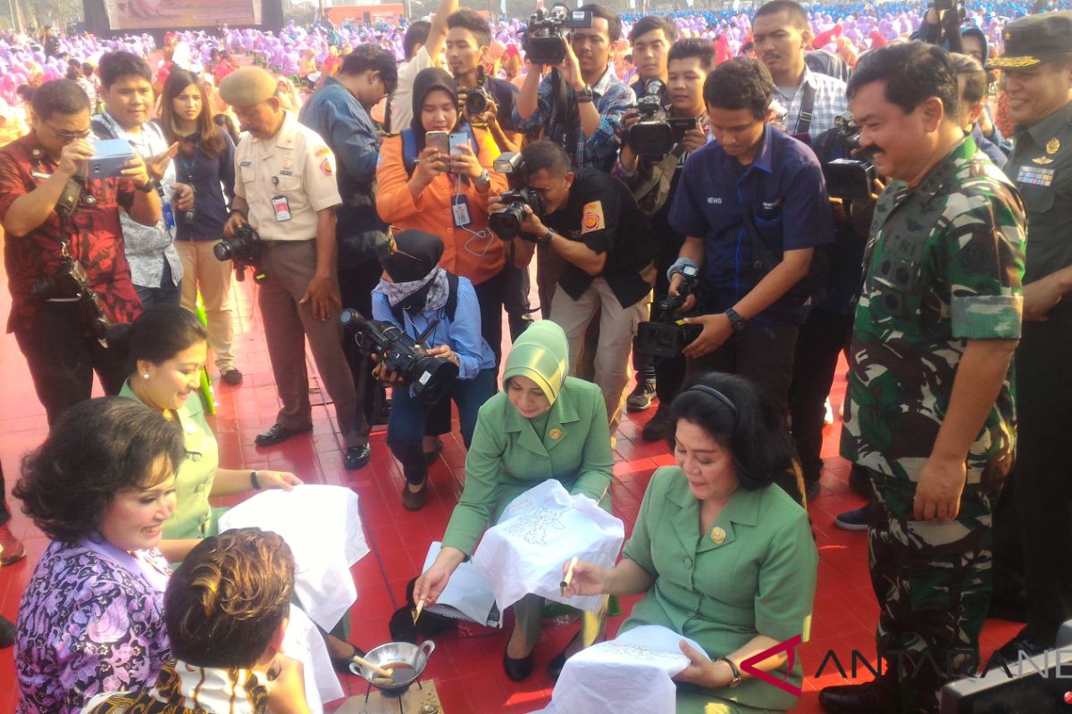 TNI pecahkan rekor MURI membatik dengan canting