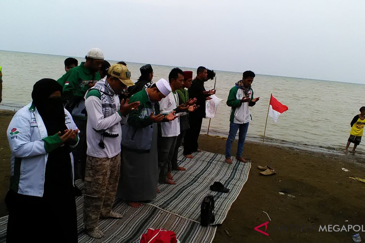 Sejumlah warga doa bersama di Pantai Tanjungpakis