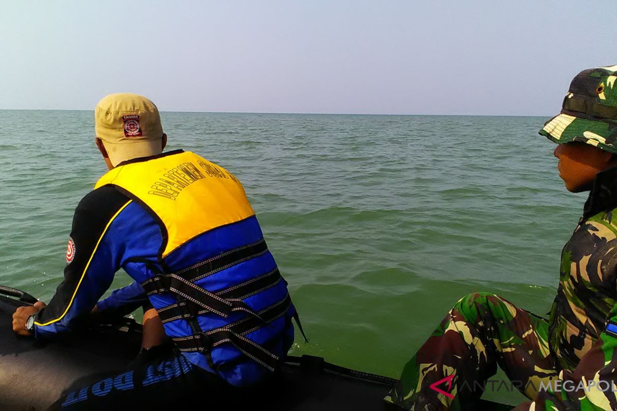 Tim gabungan menyisir pantai gunakan perahu karet