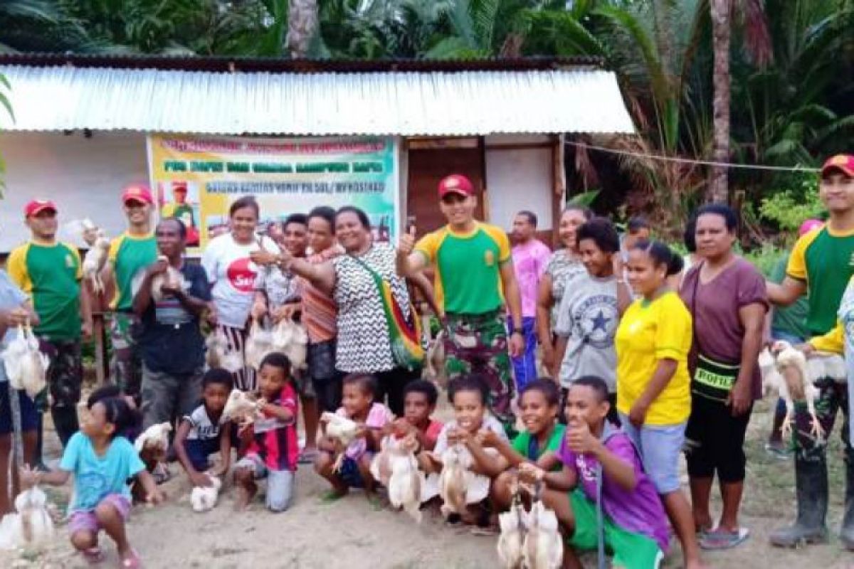 TNI dan warga Kampung Nafri panen ayam potong