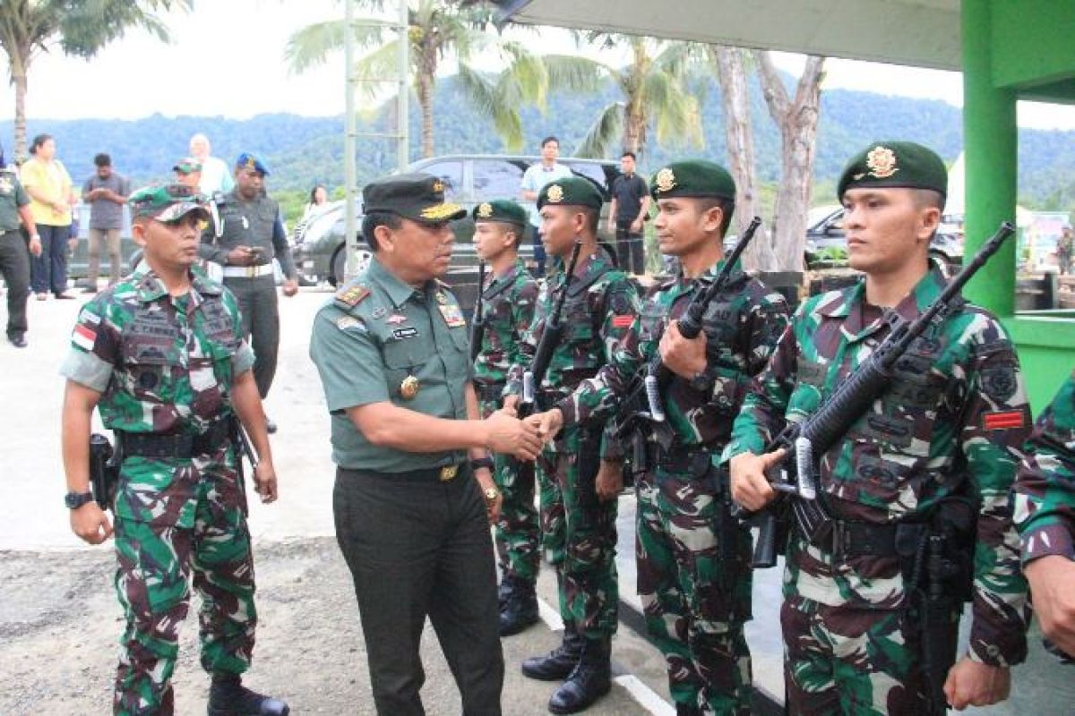 Pangdam Cenderawasih kunjungi Satgas Yonif 501 kostrad