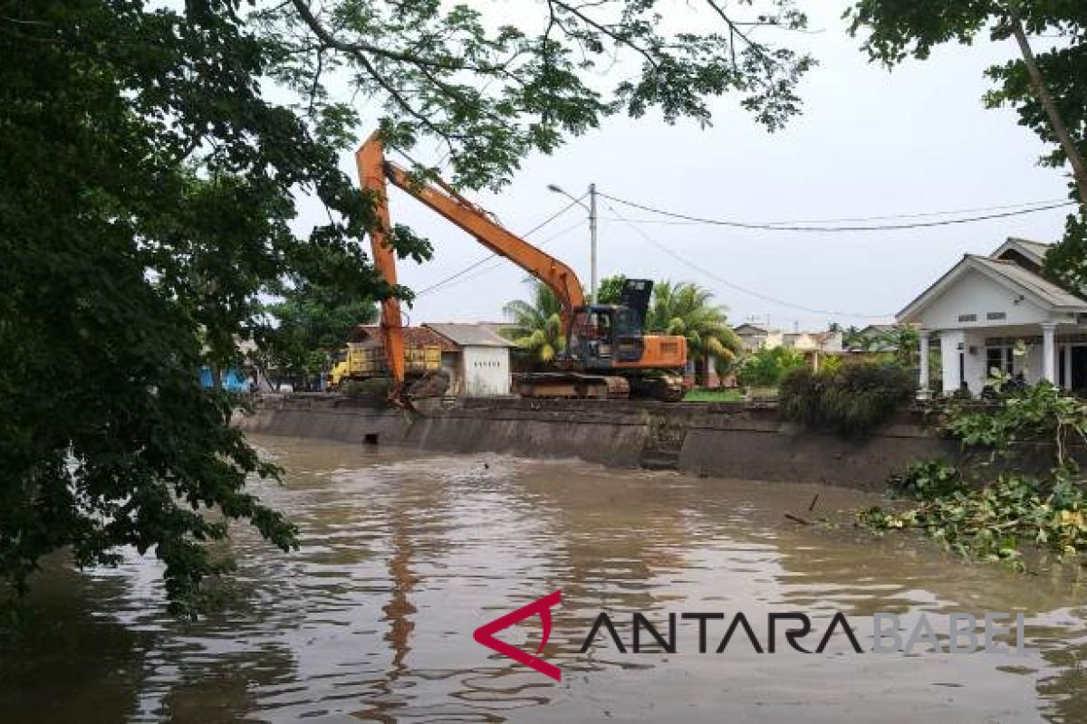 Cegah banjir, DPUPR Pangkalpinang keruk alur Sungai Rangkui (Video)