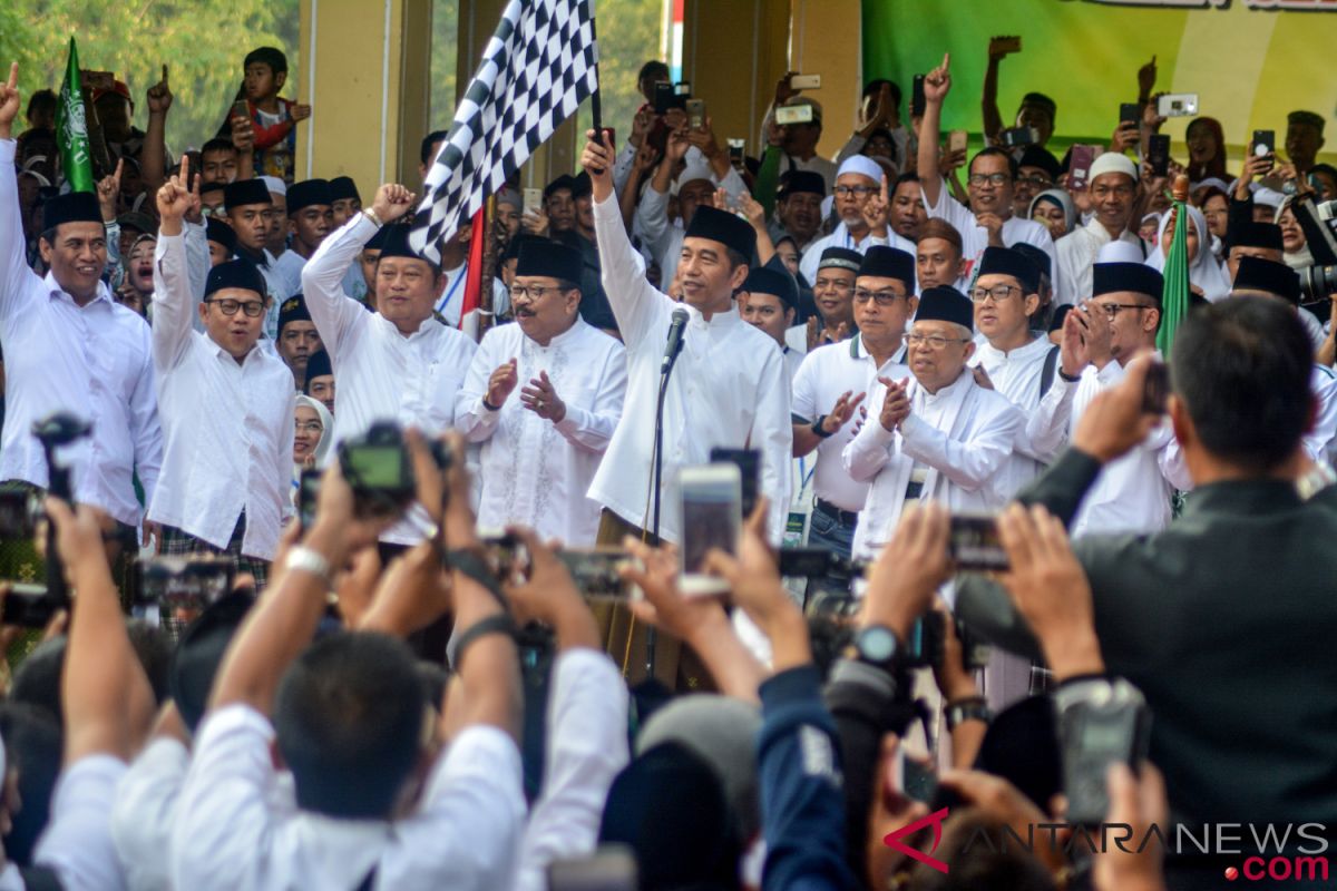 Jokowi flags off santri carnival in Sidoarjo, East Java