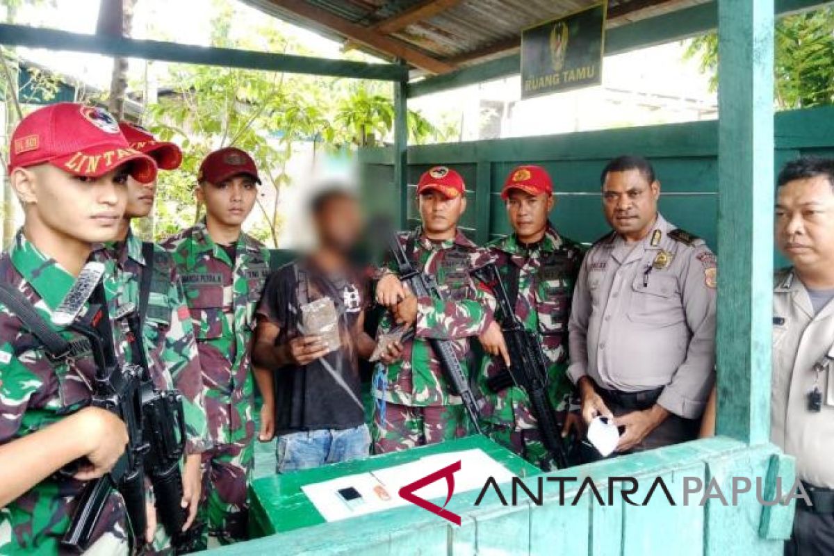 Satgas Yonif 501 amankan pemuda Jayapura pembawa ganja