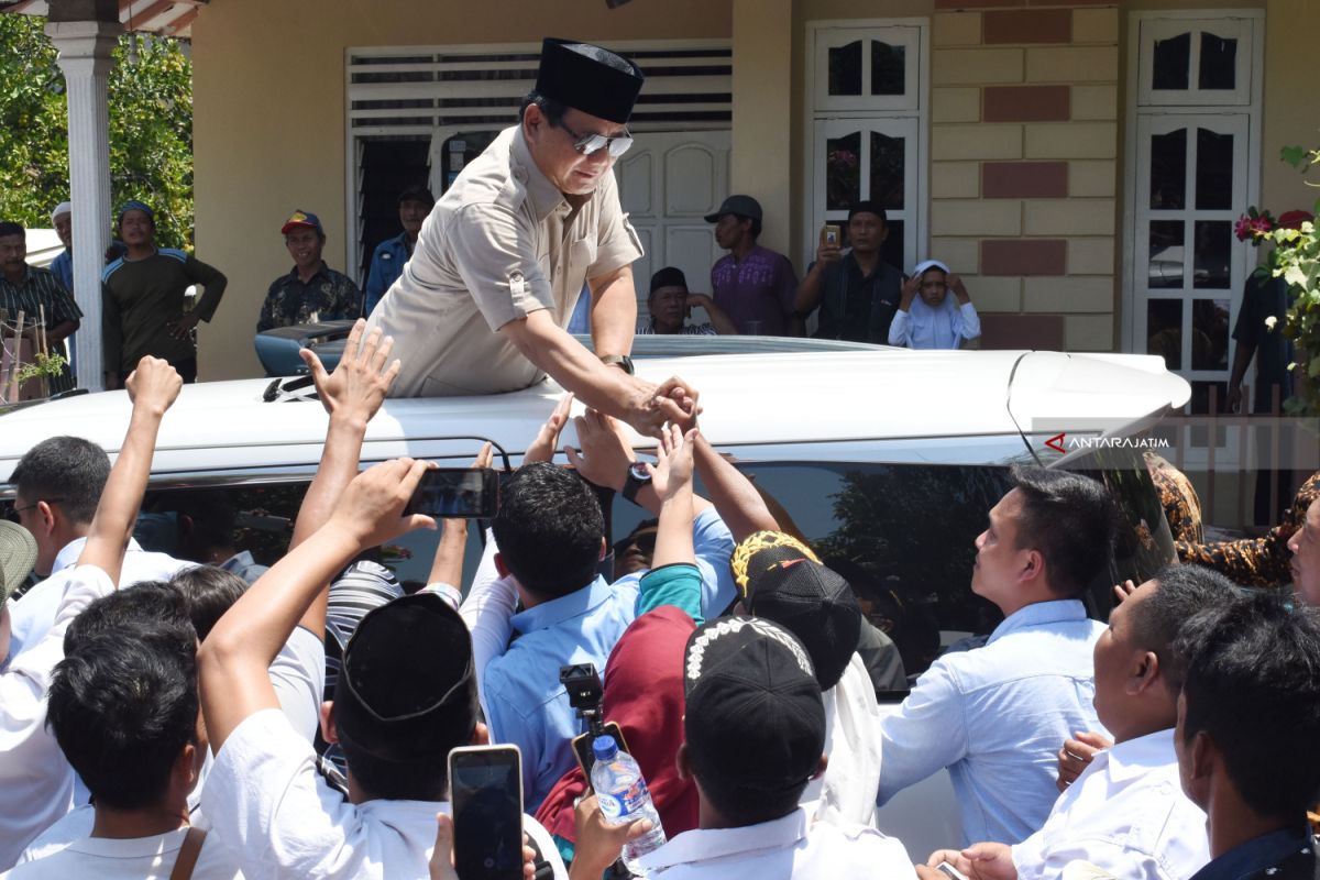 Capres Prabowo Ziarah Makam Ulama dan Kunjungi Pesantren di Jember