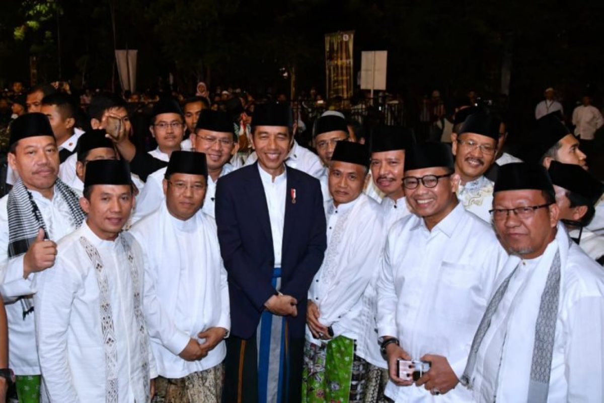 Presiden Jokowi minta santri jangan mudah percaya hoaks