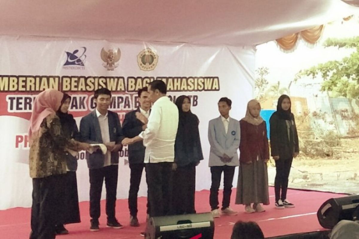 Presiden Jokowi serahkan beasiswa mahasiswa NTB terdampak bencana