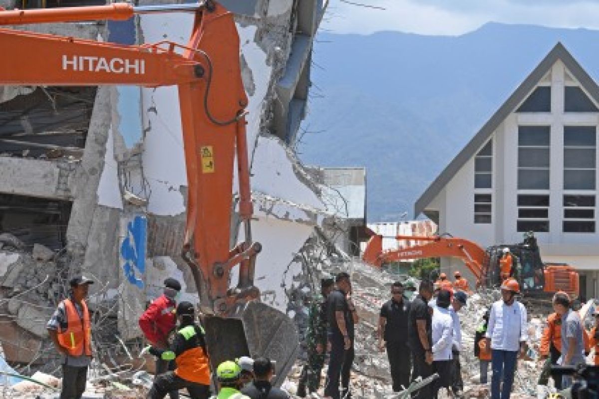 jemaat gereja di Palu beribadah di tenda pascagempa