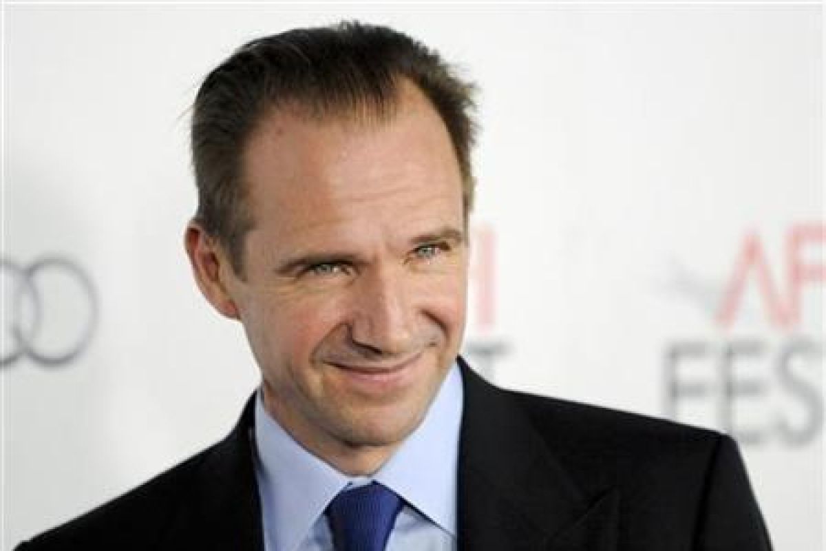 Aktor Ralph Fiennes masih belajar menjadi sutradara