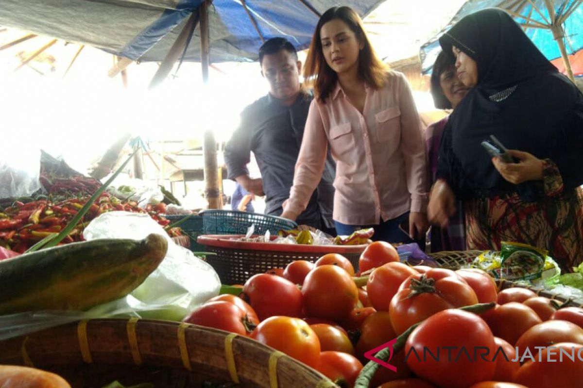 Cut Meyriska blusukan ke Pasar Karangayu Semarang
