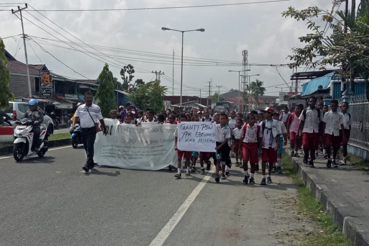 Dua murid SD ini terlantar usai ikut demo