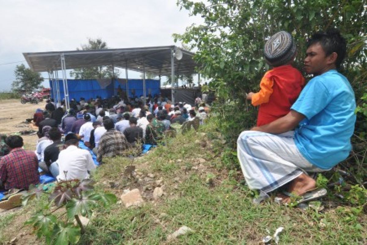 Pengungsi di Petobo Palu saat menunaikan shalat Jumat