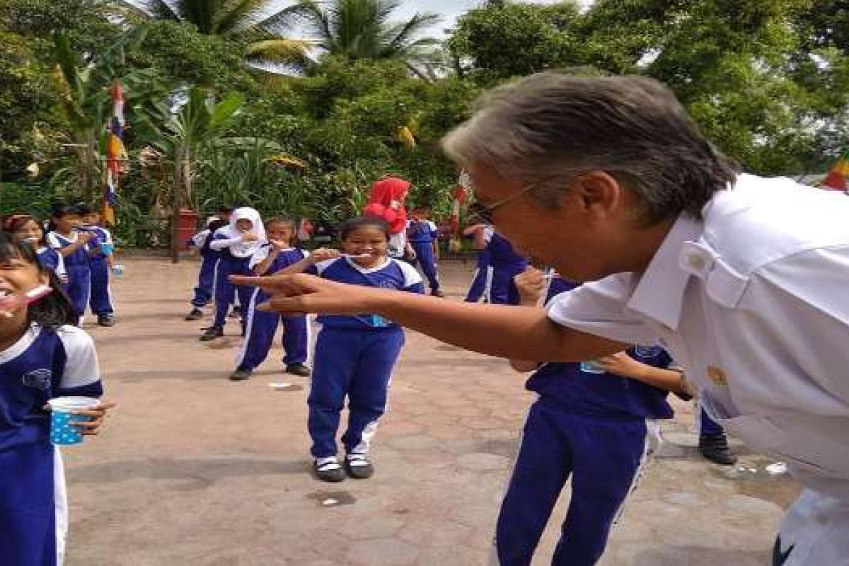 Bupati ajak pelajar Sintang rajin gosok gigi