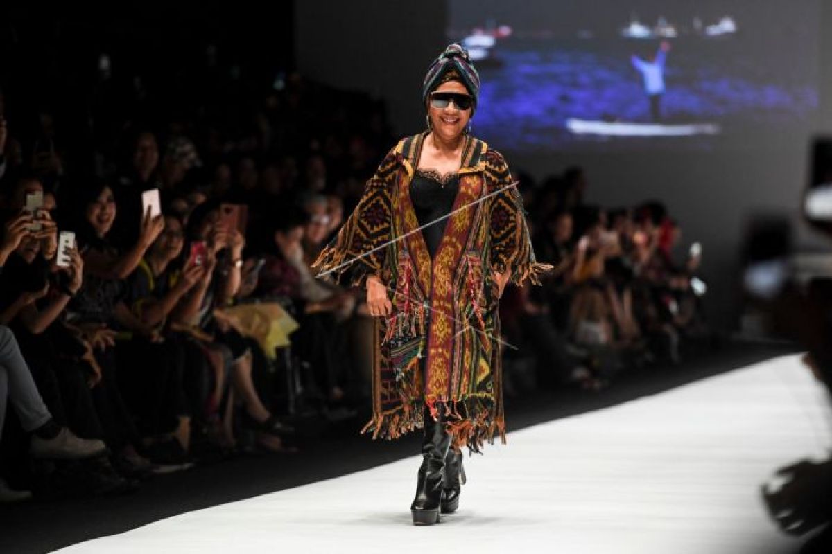 Menteri Susi Pudjiastuti  beraksi di catwalk JFW