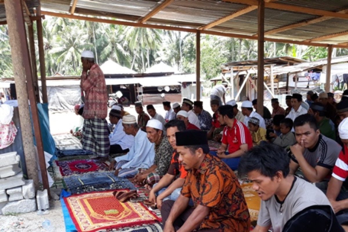 Warga Dolo gelar shalat jumat di pengungsian