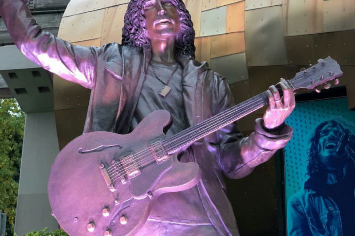 Patung Chris Cornell berdiri di Seattle