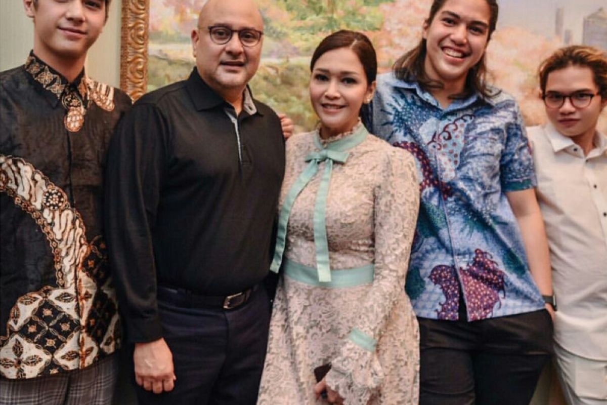 Maia Estianty Pamer Foto Dengan Irwan Mussry Dan Anak-Anaknya