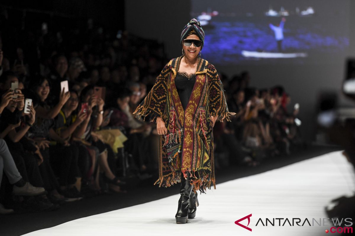 Susi Pudjiastuti lenggak lenggok tampil di show Anne Avantie