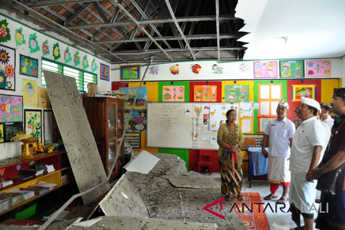 Bupati Jembrana meninjau kerusakan akibat gempa