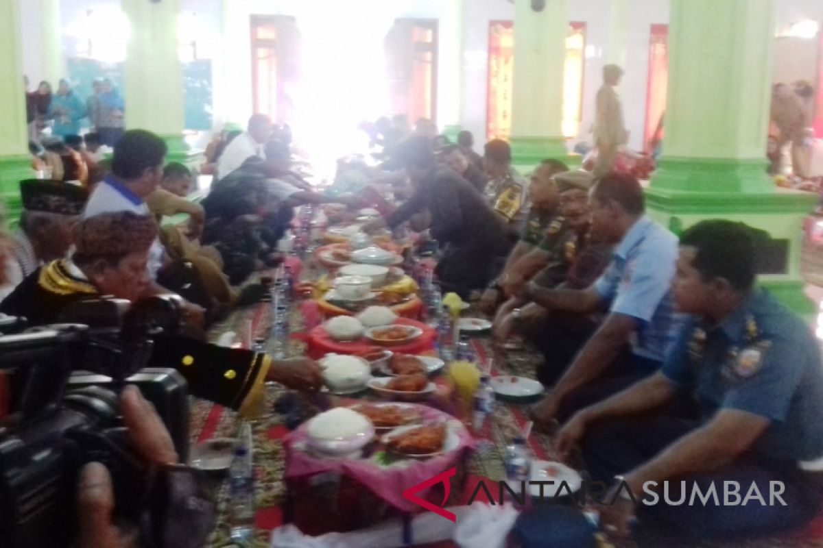 Prajurit TNI dijamu dengan "makan bajamba", pupuk rasa persaudaraan