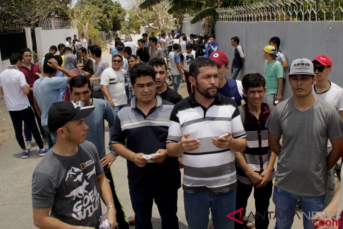 Para imigran berunjuk rasa di kantor IOM Kupang