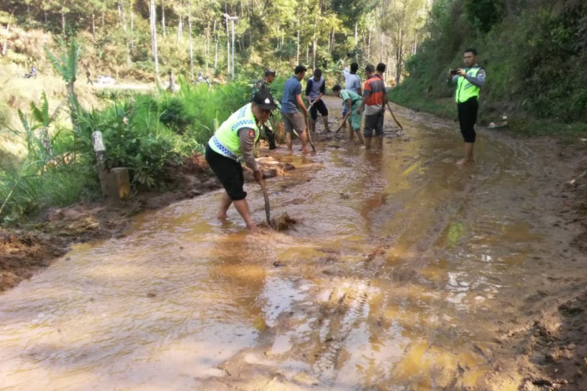 Tanah Longsor Tutup Jalan di Pudak Ponorogo