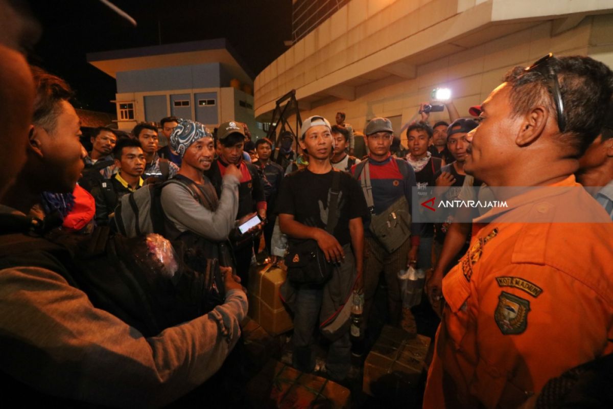 Ratusan pengungsi asal Palu tiba di Pelabuhan Tanjung Perak