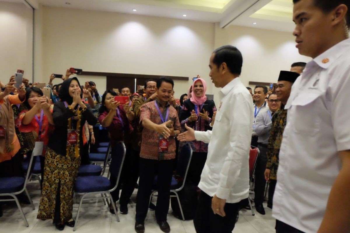 Jokowi minta tim sukses tak terlena dengan hasil survei