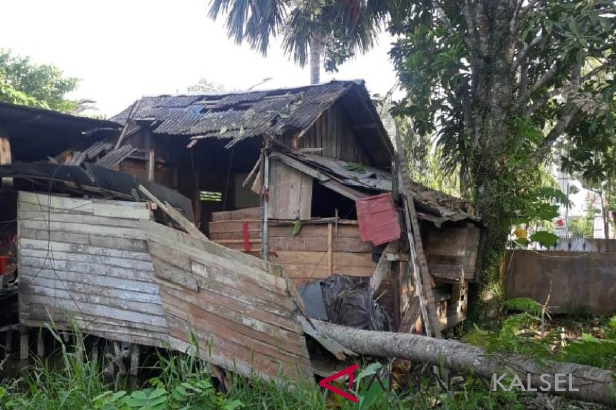 Rumah ambruk tertimpa pohon kelapa satu anak meninggal