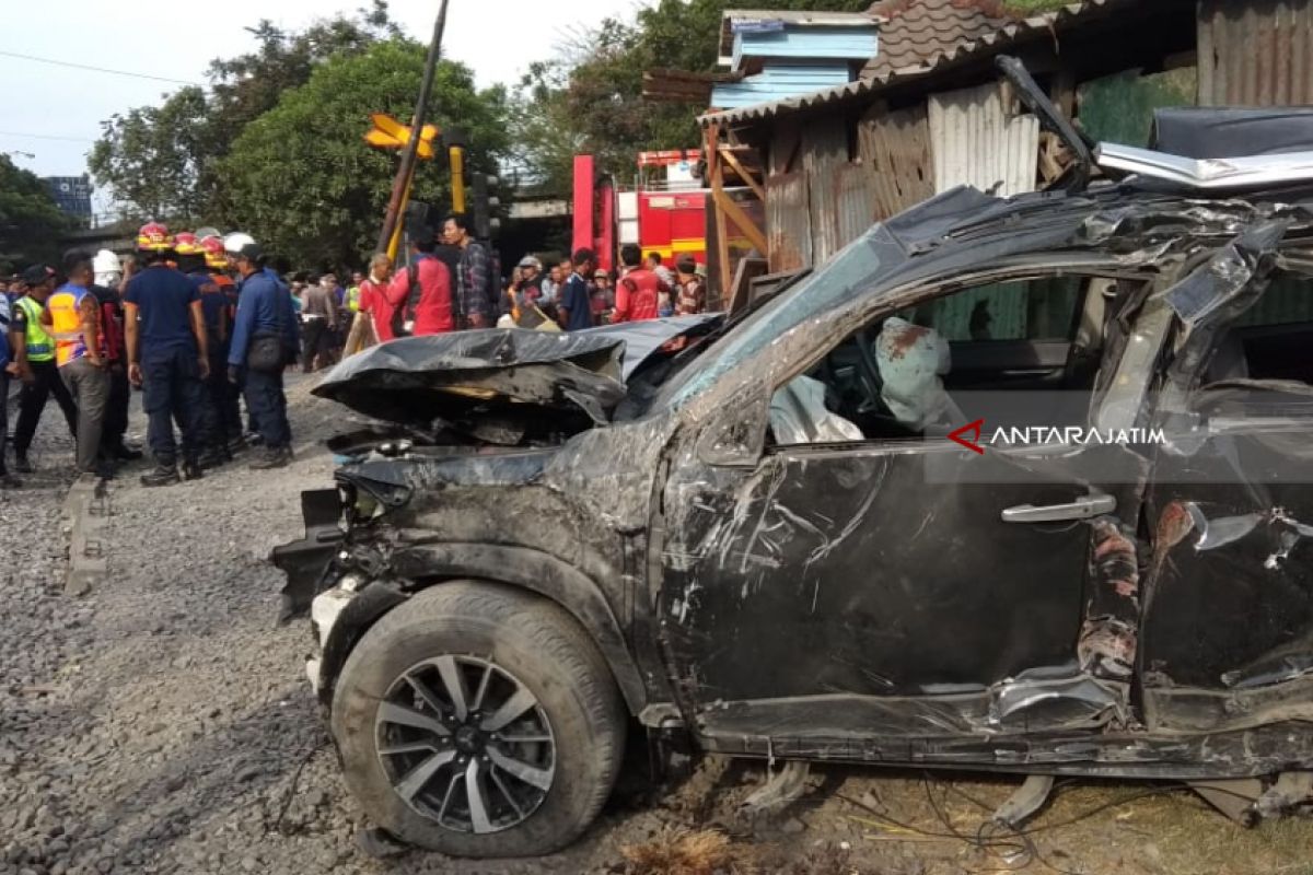 Sekeluarga Tewas Tertabrak KA di Pagesangan Surabaya