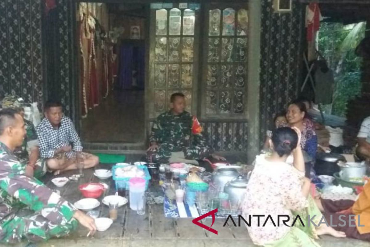 Makan bersama jalin keakraban Satgas TMMD dengan masyarakat