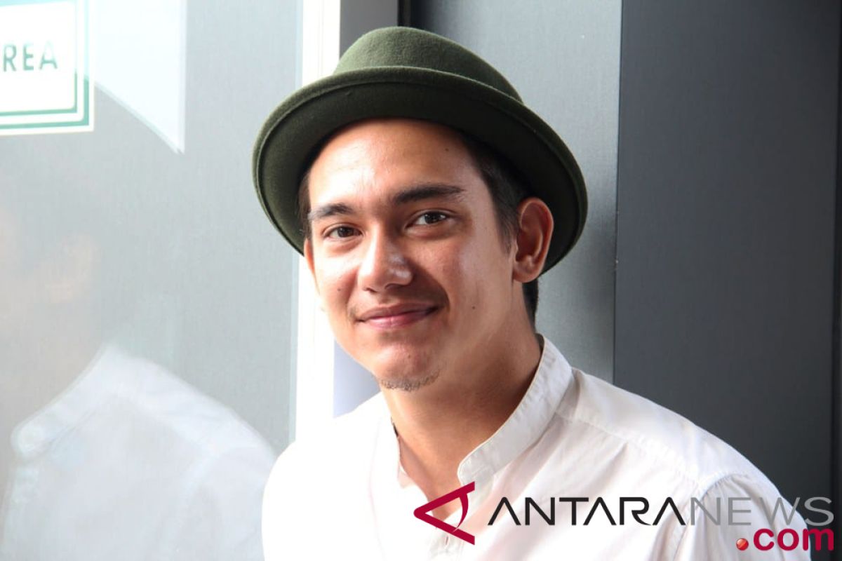 Temui penggemar, Adipati Dolken diminta segera menikah