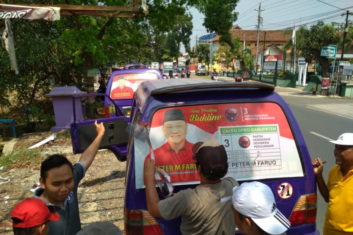 Stiker bergambar caleg mulai marak di angkot Kudus