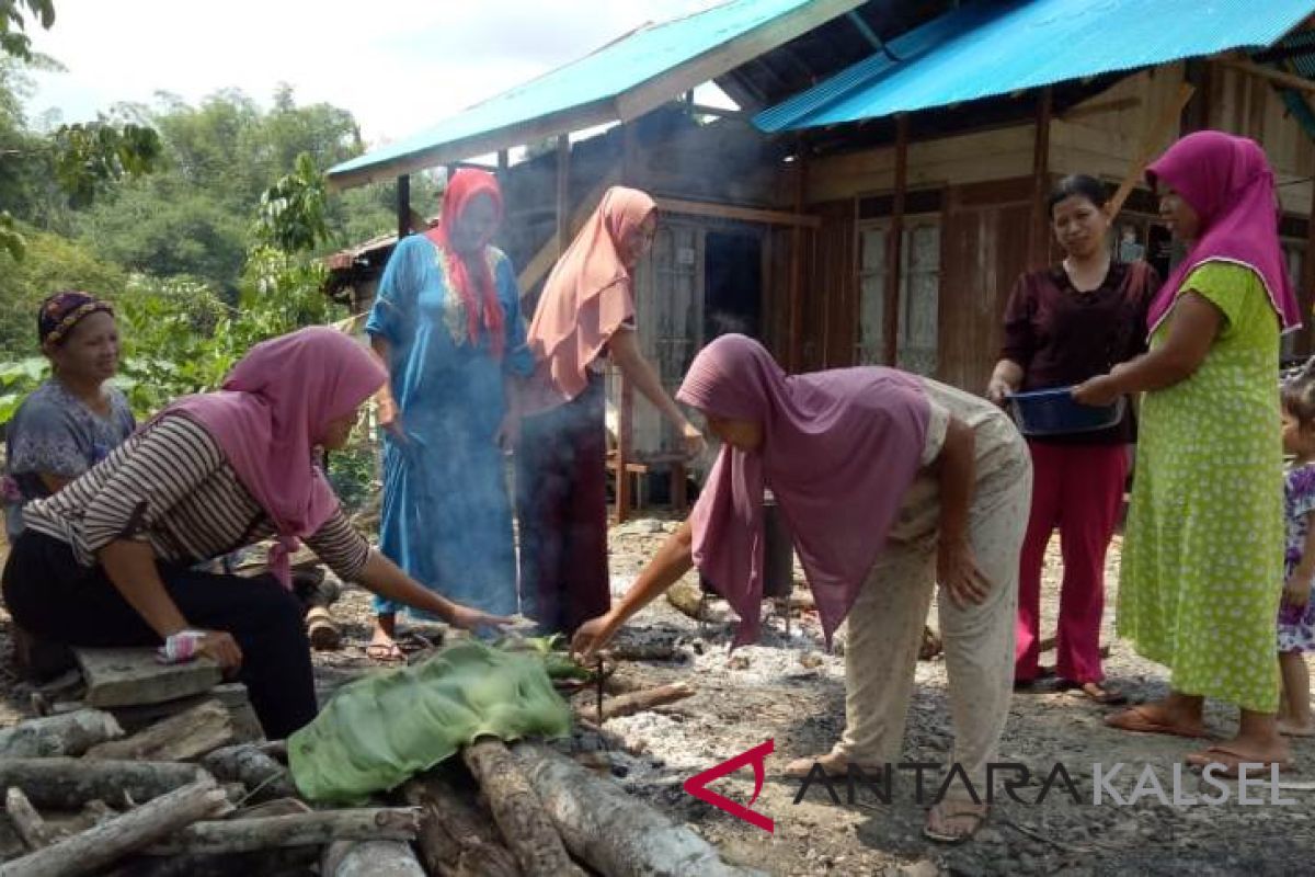 Srikandi Malilingan siapkan makanan untuk pekerja TMMD