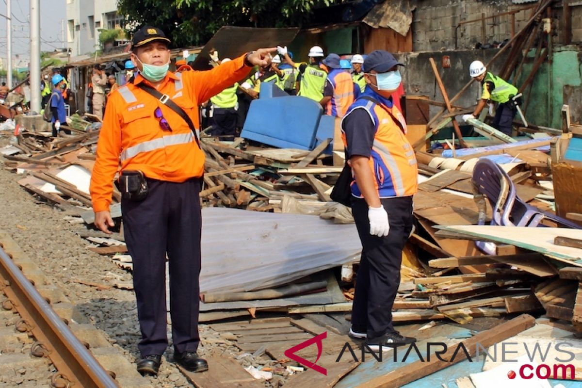 KAI tertibkan 165 bangunan tertibkan jalur Kampung Bandan-Angke