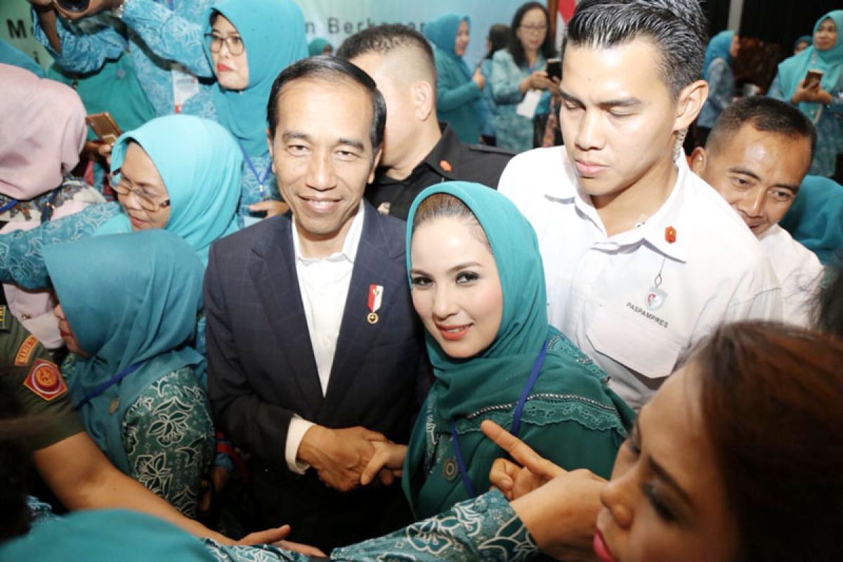Jokowi disambut meriah kepala desa-lurah se-Indonesia