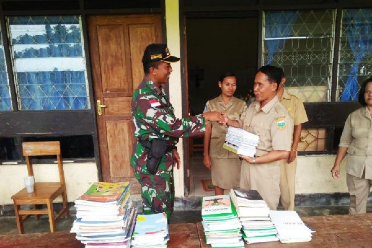 TNI sumbang buku bacaan ke SD Wembi