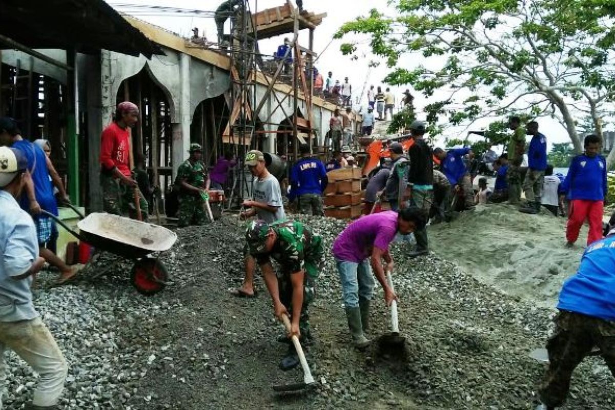 TNI bersama LMR-RI bantu pengecoran pembangunan masjid