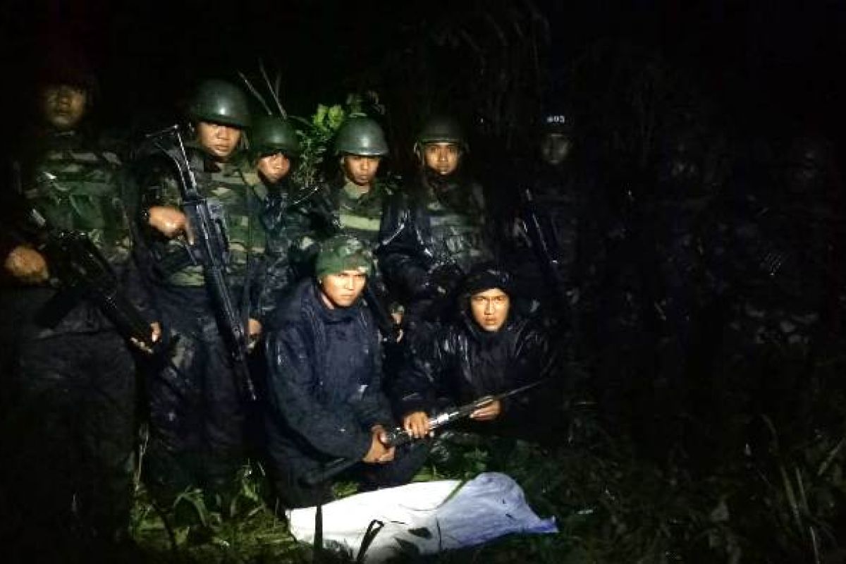 Warga Yapsi Jayapura serahkan senjata api kepada TNI