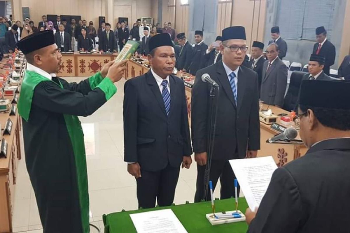 DPRD Ambon lantik dua anggota PAW