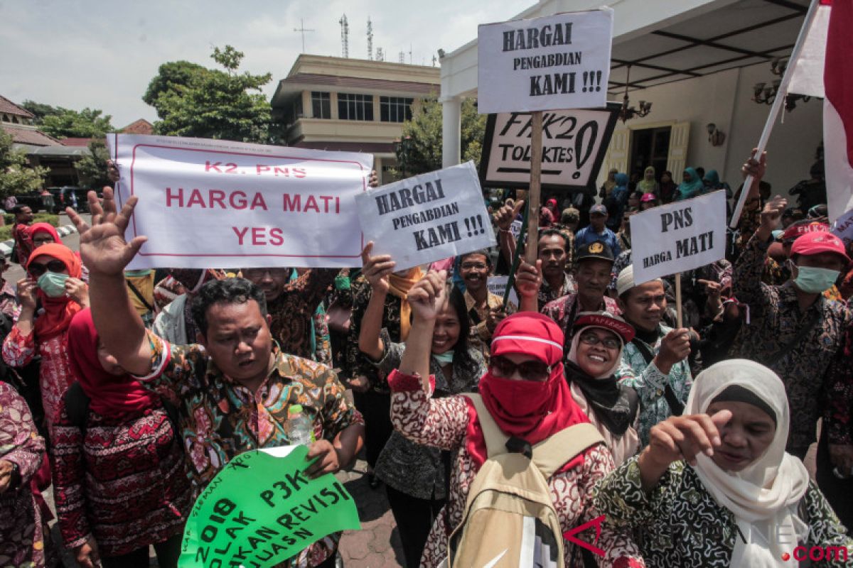 Isak tangis pegawai honorer adukan nasib