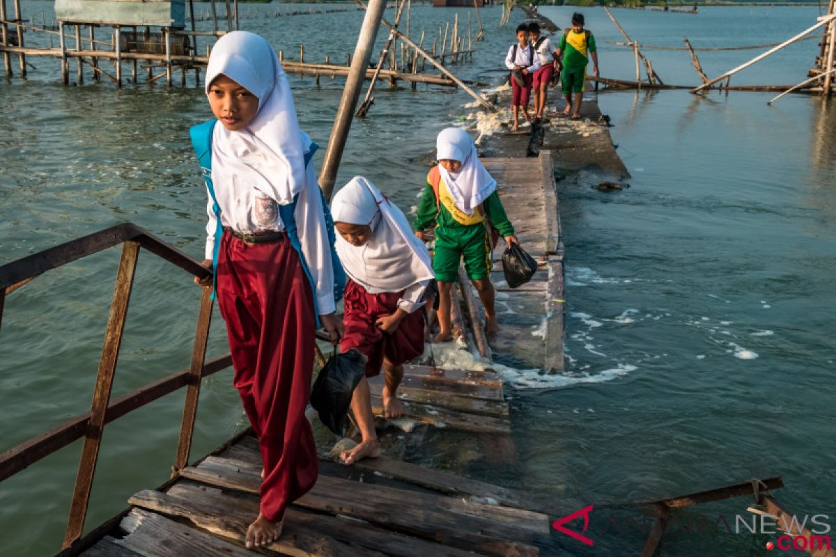 Siswa terpaksa naik perahu akibat jembatan putus