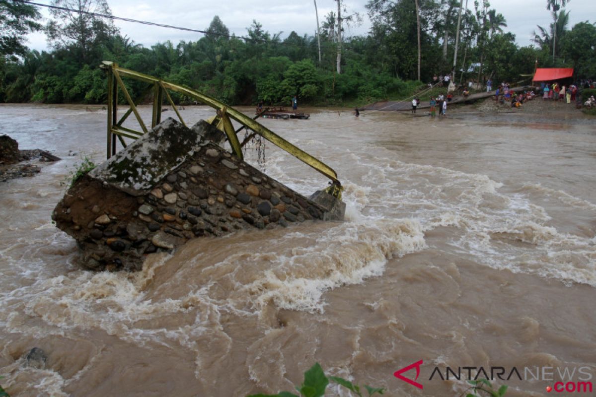 Akses jalan putus, petani sawit merugi